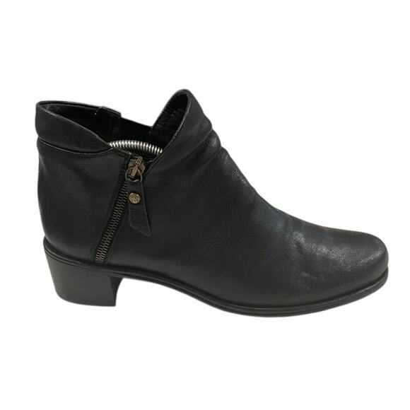 Stuart Weitzman women's black chelsea leather boots. - Picture 1 of 11